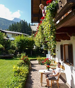 Die Sonne begrüßt uns am Haus Nestle