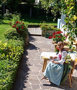 Die Sonne begrüßt uns am Haus Nestle